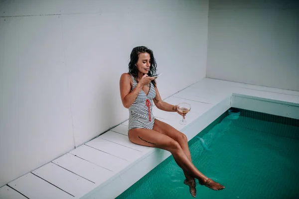Junge Frau Mit Smartphone Und Cocktail Schwimmbadnähe — Stockfoto