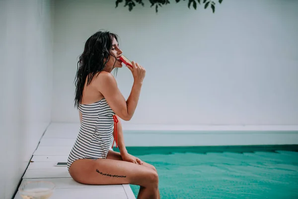 Chica Bonita Con Helado Cerca Piscina — Foto de Stock