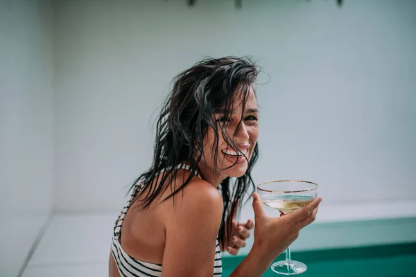 Felice Giovane Donna Che Tiene Cocktail — Foto Stock