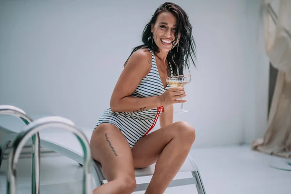 Mulher Relaxante Com Taça Champanhe Piscina — Fotografia de Stock