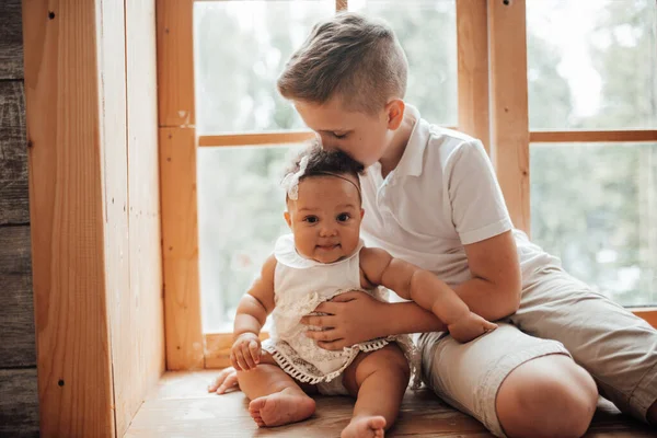 かわいいです幼児女の子とともに彼女の兄 — ストック写真