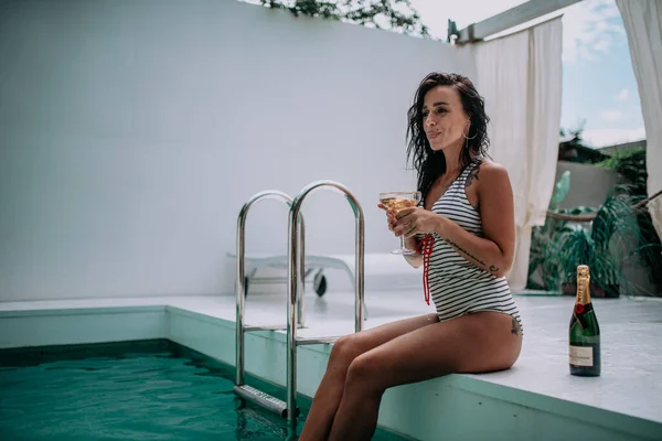 Ragazza Felice Con Bottiglia Vetro Champagne Piscina — Foto Stock