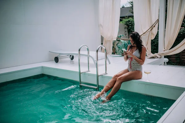 Mujer Joven Con Smartphone Cóctel Cerca Piscina — Foto de Stock