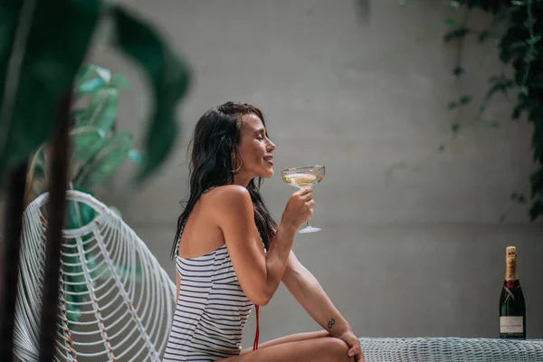 Vue Latérale Fille Avec Verre Champagne — Photo