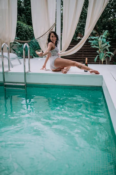 Mujer Joven Descansando Cerca Piscina —  Fotos de Stock