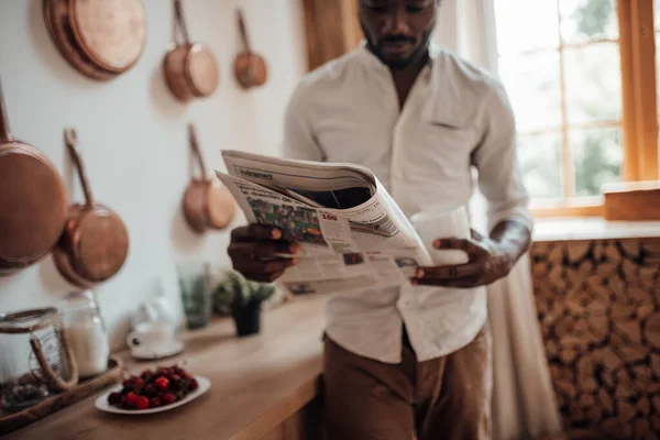 Hombre Afroamericano Camisa Leyendo Periódico Bebiendo Café —  Fotos de Stock