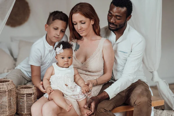 Sorrindo Jovem Família Interracial Com Crianças — Fotografia de Stock
