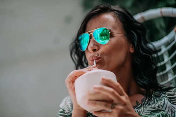 Portrait Rapproché Fille Dans Des Lunettes Soleil Avec Cocktail — Photo