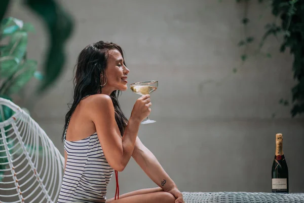 Vue Latérale Fille Avec Verre Champagne — Photo