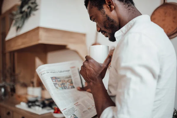 Afro Amerikai Férfi Ingben Újságot Olvas Kávét Iszik — Stock Fotó