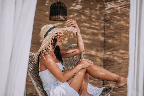 Menina Feliz Chapéu Palha Vestido — Fotografia de Stock