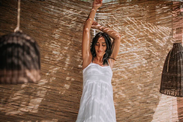 Menina Feliz Posando Vestido Branco — Fotografia de Stock