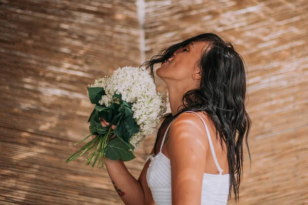 Noiva Vestido Branco Segurando Flores — Fotografia de Stock