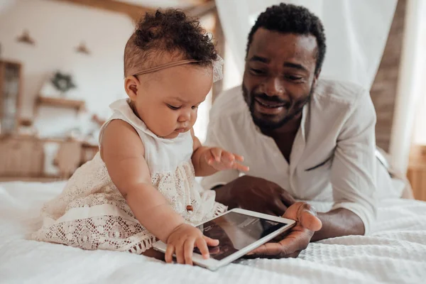 Jonge Zwarte Man Gemengde Ras Dochter Met Digitale Tablet Stockfoto