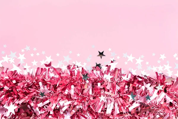 Розовая мишура фон декора. Рождественский макет плаката — стоковое фото