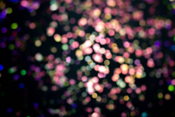 クリスマスナイトカラフルな都市ライトブラックオーバーレイ背景 紫色とピンクのホログラフィックなボケが強調されています 休日のガーランドの装飾 要旨ぼやけたボケ効果 Alliphonewallpapers Net — ストック写真