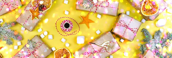 Molte Scatole Regalo Mestiere Luci Olografiche Ghirlanda Bokeh Sfondo Giallo — Foto Stock