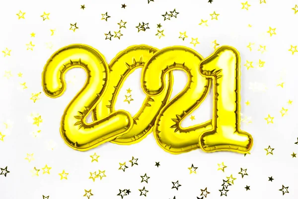 2021年新年快乐数字文本 金色金属箔气球和星形圆锥在白色背景平面上 圣诞晚会的节日祝福装饰 明信片模板 — 图库照片
