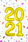 2021 Šťastný Nový rok čísla text. Na bílém podkladu ležely zlaté kovové balónky a barevné konfety. Vánoční večírek vánoční pozdrav výzdoba. Banner, šablona pohlednice