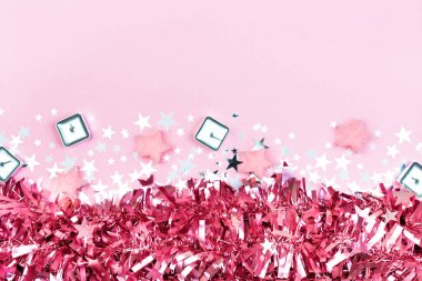 Pembe süslemeli dekor arka planı. Noel, yeni yıl şablonu yıldız konfetileri, mumlar ve fotokopi alanı. Bayram selamlama afişi, gül altın metalik dekor klip
