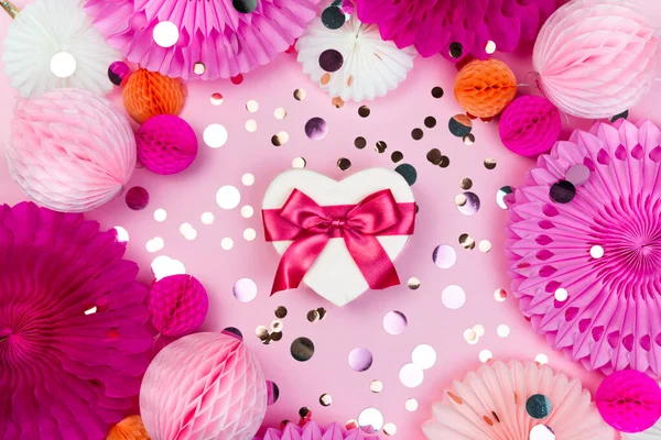 Розовое Сердце Подарочная Коробка Лентой Поздравление Днем Рождения Свадебный Оригами — стоковое фото