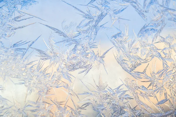 Camda buz var. Soyut makro duvar kağıdı parlak arkaplan. Mavi ve pembe kristal buz deseni güneş ışığında