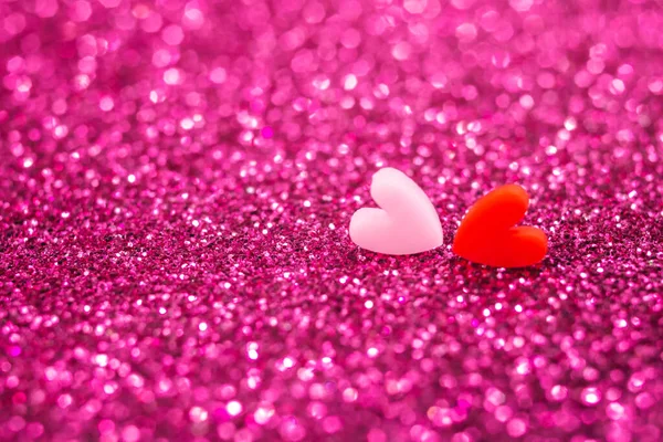 Två hjärtan på magenta glitter bakgrund. Alla hjärtans dag makro bokeh banner. Semester kärlek kort. — Stockfoto
