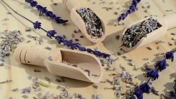 Cuenco Porcelana Con Flores Secas Lavanda Girando Sobre Una Mesa — Vídeos de Stock