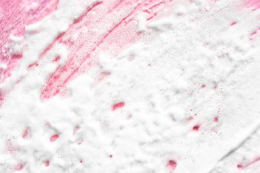 Pembe arka planda beyaz köpük lekesi. Krem, tıraş köpüğü, maske, güzellik ürünü kumaş örneği..