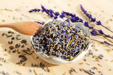 Kurutulmuş lavantalı porselen kase. Çiçekli bitki çayı içeceği. Aromaterapi, ilaç malzemesi. Sakinleştirici içecek.