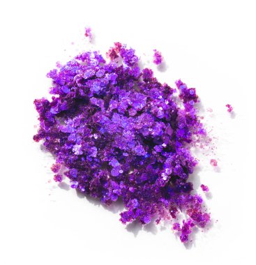 Mor kozmetik parıltı beyaza izole edilmiş. Makro arka plan makyaj dokusu. Parlak menekşe güzellik ürünü lekesi örneği. Parti yüzü sanatı parlak göz parıltısı yakın plan. Parlak parçalı dekoratif parlatıcı