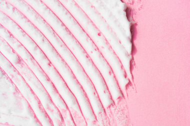 Pembe arka planda beyaz köpük lekesi. Kişisel bakım prosedürünün kozmetik ürünü. Güzellik makro kabarcık dokusu duvar kağıdı. Krem, tıraş köpüğü, maske, güzellik ürünü kumaş örneği..
