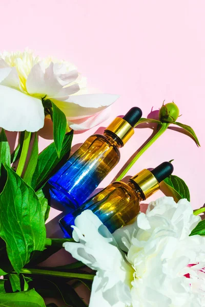 Dos Botellas Pipeta Suero Cosmético Flores Peonías Blancas Sobre Fondo — Foto de Stock