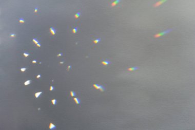 Gökkuşağı ışığı kristal sızıntısı arka planı örtüyor. Prizma cam alev etkisi dokusu. Renkli holografik gölge Mockup. Güneş ışınları, yanardöner prizmatik yansıma duvar kağıdı