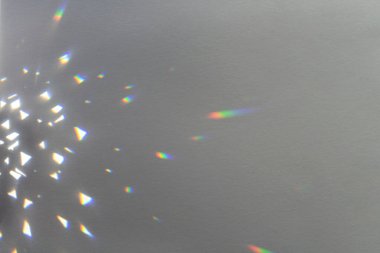 Gökkuşağı ışığı kristal sızıntısı arka planı örtüyor. Prizma cam alev etkisi dokusu. Renkli holografik gölge Mockup. Güneş ışınları, yanardöner prizmatik yansıma duvar kağıdı