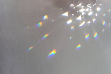 Gökkuşağı ışığı kristal sızıntısı arka planı örtüyor. Prizma cam alev etkisi dokusu. Renkli holografik gölge Mockup. Güneş ışınları, yanardöner prizmatik yansıma duvar kağıdı