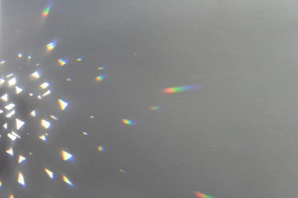 虹の光結晶リークオーバーレイ背景 プリズムガラスフレア効果テクスチャ カラフルなホログラフィックシャドウモックアップ 虹彩プリズム反射壁紙 — ストック写真