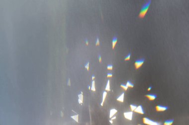 Prizma ışığı sızıntısı arka planda parlıyor. Prismatik yanardöner güneş yakalayıcı yansıması arka plan. Soyut odaklanmış ışık geçişi kristalleri bokeh. Eşsiz doğal ışık gökkuşağı ışınları etkisi