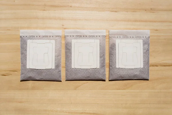 Три Капельных Пакетика Кофе Подряд Деревянном Фоне Стола Бумажный Пакетик — стоковое фото