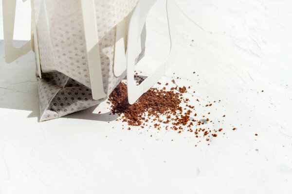 Капельный кофе мешок на белом текстурированном фоне с копированием пространства. Открытая упаковка для мгновенного эспрессо