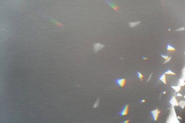 Gökkuşağı ışığı kristal sızıntısı arka planı örtüyor. Prizma cam parlamaları yumuşak odak dokusunu etkiler. Renkli holografik gölge Mockup. Güneş ışınları, yanardöner prizmatik yansıma duvar kağıdı
