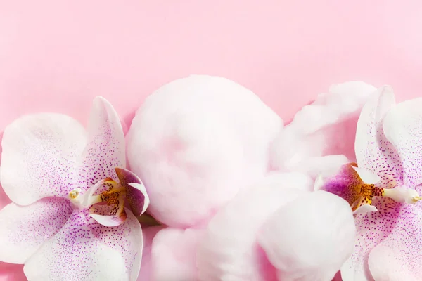 Kosmetiskt skum med orkidé blommor på rosa bakgrund. Banner mall med kopieringsutrymme. — Stockfoto