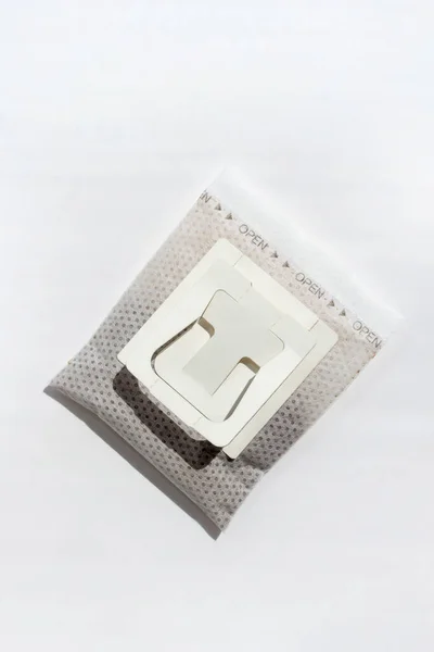 Drip sacchetto di caffè isolato su sfondo bianco con spazio copia. Primo piano della bustina di carta istantanea. — Foto Stock