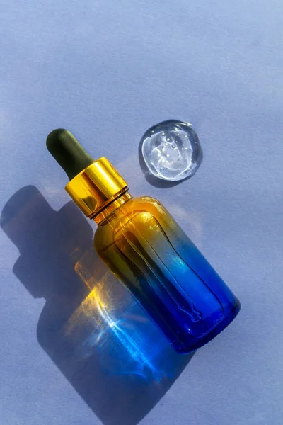 Kosmetyczna Butelka Szkła Kwasem Hialuronowym Nawilżona Próbka Naskórka Fioletowym Tle — Zdjęcie stockowe