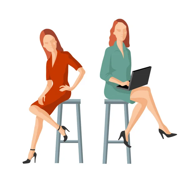 Две деловые женщины сидят на высоких стульях — стоковое фото