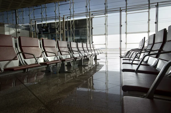 Пустой зал для отдыха в аэропорту — стоковое фото