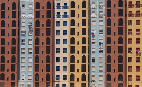Renkli sosyal konut kule blok cephe Murcia İspanya