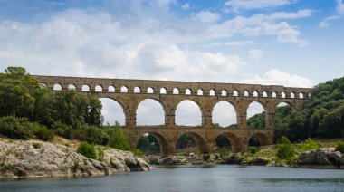 Pont Du Gard Fransa'nın Nimes Gardon nehri geçerken su kemeri.