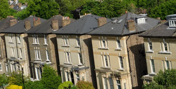 Rad typiska engelska terrasserade hus i London. — Stockfoto