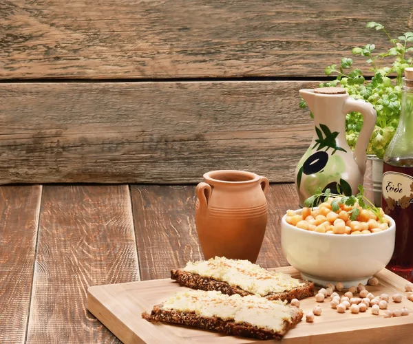 Humus ekmek üzerinde.